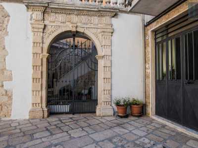 ...arriviamo al �clou� del nostro viaggio. Ci dirigiamo in via Supriani, l� dove accediamo in uno splendido palazzo del 700 dal portale in pietra finemente decorato