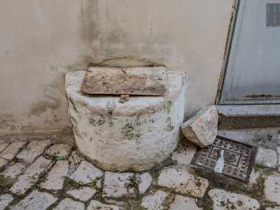 Procediamo ora per via della Torre, per prendere subito dopo via Notargirone, che ci porta in una stradina chiusa dove si nasconde una struttura piccola e semicircolare, praticamente saldata a un vecchio edificio