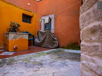 Sempre in una stradina chiusa, nei pressi via Corso, scoviamo un�altra bocca