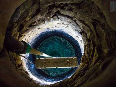 Lo spettacolo a cui assistiamo � meraviglioso: l�acqua � limpidissima e grazie ad alcuni neon posizionati intorno alla bocca, appare di un intenso verde smeraldo