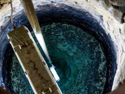 Notiamo come il colore cambi di gradazione man mano che il buco diventa pi� profondo. L�effetto � dovuto alla diversa consistenza degli strati di roccia e al loro differente livello di porosit�