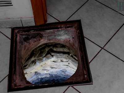 Qui facciamo la conoscenza della 50enne Laura, figlia del proprietario dell�immobile, che ci porta in cucina per mostrarci un pozzo coperto da una lastra in vetro. La donna con una piccola manovra sposta la copertura, permettendoci cos� di guardare all�interno della cavit� circolare