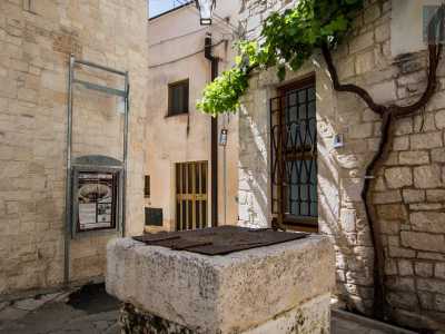 Prende il nome proprio dalla struttura in pietra che troviamo adagiata all�ombra di una grande vite rampicante