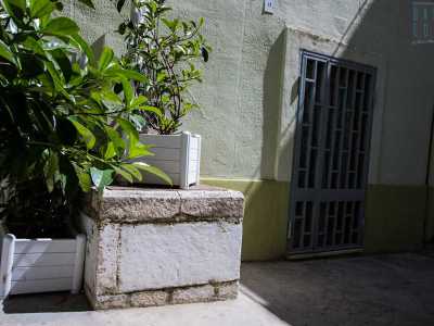 Il nostro viaggio si conclude nei pressi dell�Arco Tampoia, l� dove una bocca di piccole dimensioni � stata abbellita dal vicinato con piante ornamentali