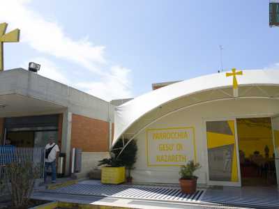 Il nuovo punto di riferimento per i fedeli di Fesca � il capannone che racchiude la Chiesa Ges� di Nazareth