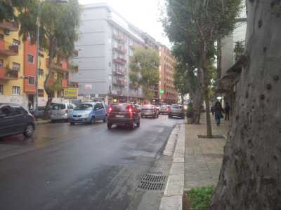 Viale Orazio Flacco: Il lato della strada dove si trova il negozio del signor Giacinto, e dove i commercianti hanno abbassato le saracinesche