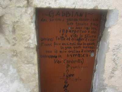 Una porta a Polignano a Mare, decorata con una poesia di Edgard Allan Poe e da un acrostico di Guido Lupori