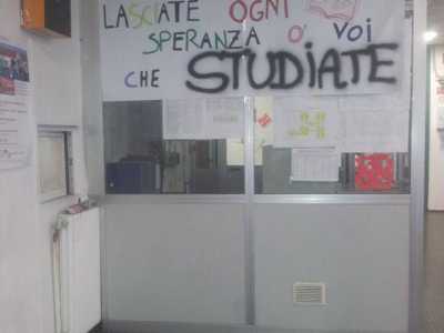 Romanazzi: uno striscione affisso all'ingresso della scuola