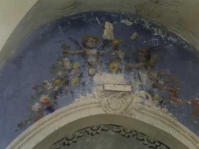 Decorazione parietale del 700 all'interno della navata principale della chiesa raffigurante due putti