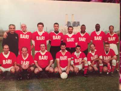 La squadra dilettantistica Bari da NY, fondata da John Conteduca nel 1998