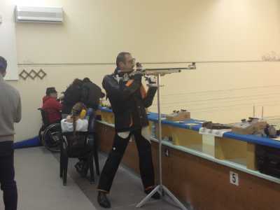 Un tiratore con la sua carabina nell'impianto dedicato alle armi ad aria compressa: l'attrezzo � poggiato su un apposito sostegno, mentre l'uomo indossa una giacca ed un pantalone che garantiscono protezione e maggiore equilibrio