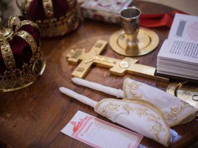 Le corone, la croce e le candele che gli sposi reggeranno durante il rito