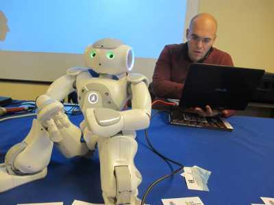 Un robot Saracen e uno dei suoi ideatori, Giuseppe Palestra