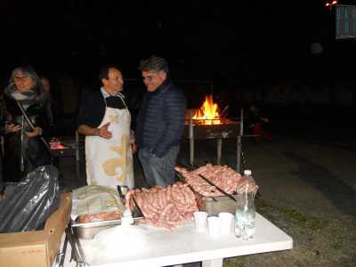 L'arrosto di carne preparato dai fedeli alla fine della festa