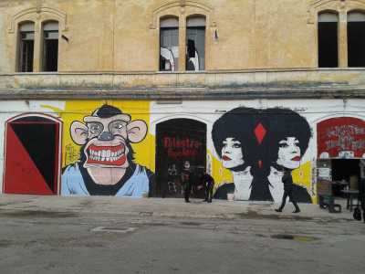 Alcuni murales dipinti sulla parete dello stabile