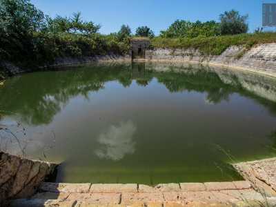 Certo, il suo colore verdastro non invita a un bagno, ma sorprende la perfetta struttura in cui � raccolta, fatta di pietre incredibilmente incastrate tra di loro