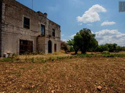 ...� la casa padronale: appartiene a una delle eredi dei Vavalle, proprietaria anche della piscina