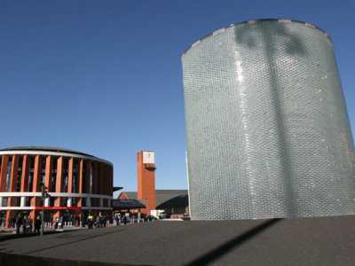 La stazione della metropolitana di Atocha, teatro del terribile attentato dell'11 marzo 2004: sulla destra si nota il grande monumento commemorativo

