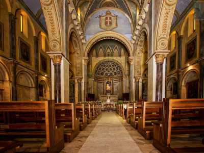 ... ci ritroviamo in un ambiente a tre navate riccamente decorato da marmi e stucchi. L�impianto � di ispirazione romanica, con uno schema longitudinale a croce latina e coro a gradoni...