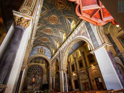 L�altare maggiore, dedicato alla Vergine di Costantinopoli...