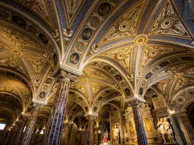 Attraverso una scala accediamo ora alla notevole e preziosa cripta: ha forma di parallelogramma coperto da ventiquattro volte a crociera sostenute da quattordici colonne marmoree di ordine ionico