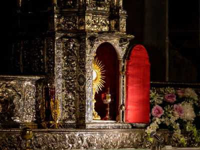 ...su quello centrale del 1693, dedicato al Santissimo Sacramento, risalta un tabernacolo in argento