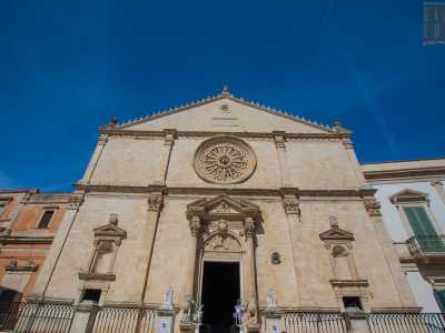 La facciata principale a cuspide tripartita e divisa in due ordini (il primo corinzio e il secondo dorico) � di ispirazione rinascimentale sebbene conservi elementi di stile romanico pugliese