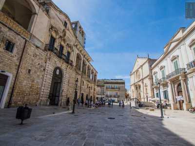 A catturare l�attenzione sono i notevoli edifici che circondano l�area, tutti costruiti durante il 500, epoca in cui il paese era signoria dei duchi d�Atri Acquaviva d�Aragona