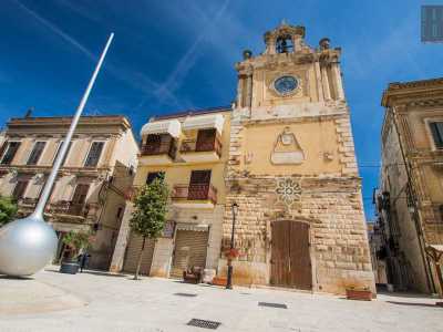 La torre � preceduta da una scultura in acciaio: raffigura un moderno e stilizzato �albero della Libert��, quello che un tempo si stagliava su questa splendida piazza, orgoglio di un intero paese