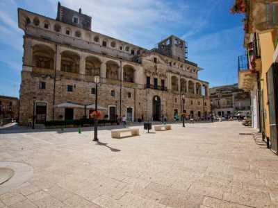 E di fronte all�edificio ecco l�altro capolavoro della piazza: Palazzo de� Mari, che prende il nome dalla famiglia che nel 1664 decise di costruire il fabbricato sui resti del preesistente castello normanno