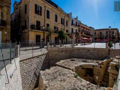 Usciti dal palazzo, fiancheggiamo i resti della  �cresta� dell�antemurale del fossato che circondava l�antico castello...