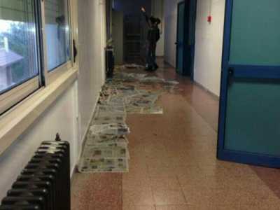 Uno dei corridoi colpiti dalla pioggia dentro L'ITC Giulio Cesare. 