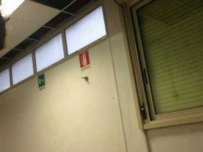 Pannelli di soffitto mancante e cavi elettrici a vista al Giulio Cesare