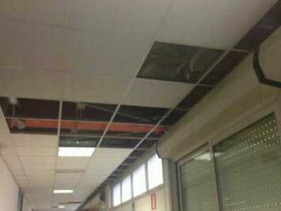Un'altra sezione di soffitto i cui pannelli sono caduti al Giulio Cesare di Bari