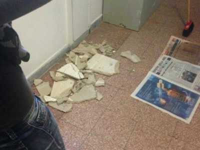 Studenti tra i detriti e i fogli di giornale per i corridoi del Giulio Cesare