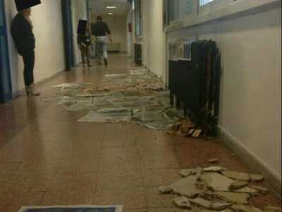I corridoi del Giulio Cesare tra detriti di pannelli del contro soffitto e fogli di giornale per rimediare all'acqua durante i giorni di pioggia