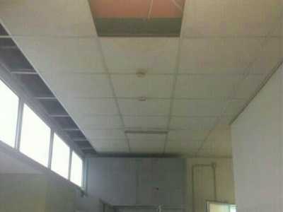 Una sezione di soffitto in cui manca un pannello con cavi elettrici a vista al Giulio Cesare