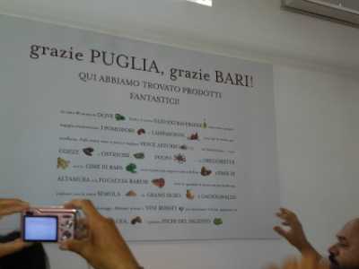Grazie Puglia, grazie Bari. Oscar Farinetti indica il cartello con le specialit� della Puglia