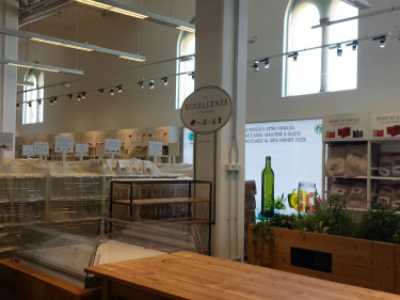 Sui banconi (nella foto coperti dalla carta) sono esposti i prodotti di Eataly che si possono acquistare