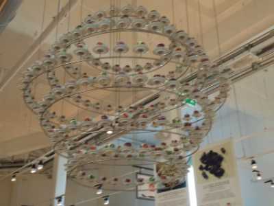 Uno dei lampadari di Eataly. Questo � composto da tantissime tazzine da caff�.