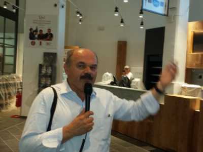 Oscar Farinetti guida i giovani di Confindustria attraverso lo stabile