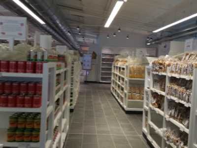 Gli scaffali su cui sono posati taralli, pasta e conserve che il pubblico pu� acquistare