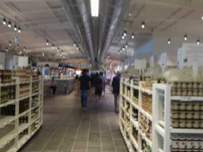 Eataly: gli scaffali con le conserve