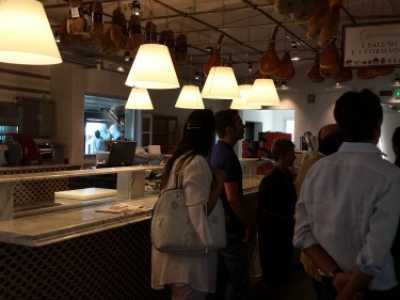 Eataly: gli stand dei salumi e dei formaggi