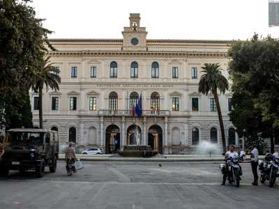 Sulla strada si stagliano a sinistra l�Ateneo cittadino, che col suo prospetto color crema domina dal 1890...