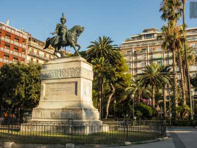 ...e sulla destra la scultura dedicata ad Umberto I, ideata nel 1905 da Filippo Cifariello