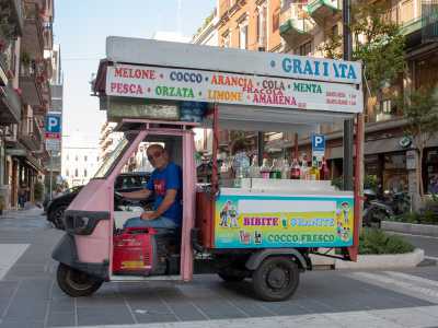 Qui per� a mantenere la tradizione ci pensa il 59enne Nicola, che da pi� di trent�anni si apposta con il suo colorato treruote proponendo ai passanti, a seconda della stagione, castagne, granite, cocco fresco, popcorn e zucchero filato