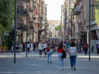 E mentre incrociamo persone che passeggiano, guardano le vetrine e fanno acquisti...