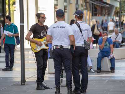 Su questo isolato facciamo la conoscenza di uno dei tanti artisti di strada che affollano l�arteria. E� il chitarrista Marcello, che da 12 anni propone cover di brani famosi ai passanti. Lo becchiamo un attimo prima che venga avvicinato e allontanato dalla polizia municipale