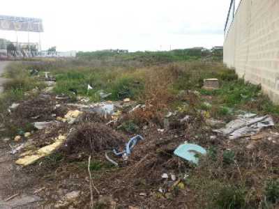 Ancora una foto rappresentativa della sporcizia e del degrado di quel territorio: il canale deviatore di San Girolamo, abitato dai rom